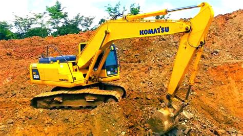 Excavator Menggali Tanah
