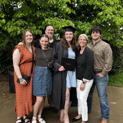 Un grupo de amigos recorriendo las calles de Madrid, disfrutando de la arquitectura y los museos