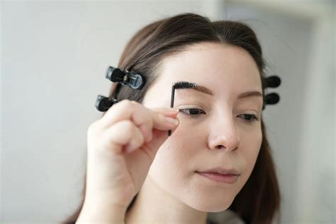 Mastering Eyebrow Grooming Techniques: Pro Tips