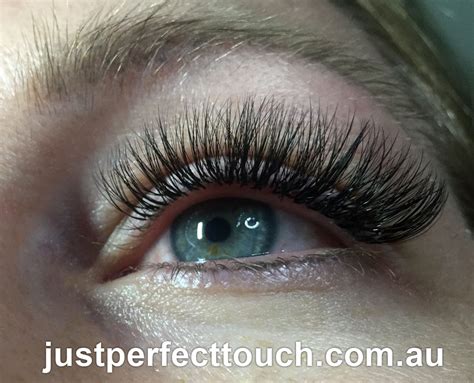 Eyelash Extensions 3D Volume