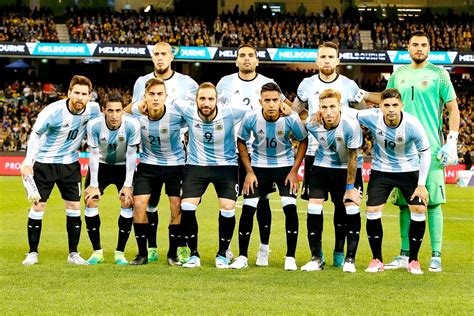 Jugadores de fútbol en un partido en Argentina