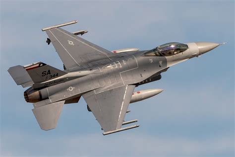 f 16 flying falcon