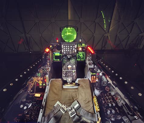 f-16 fighting falcon cockpit