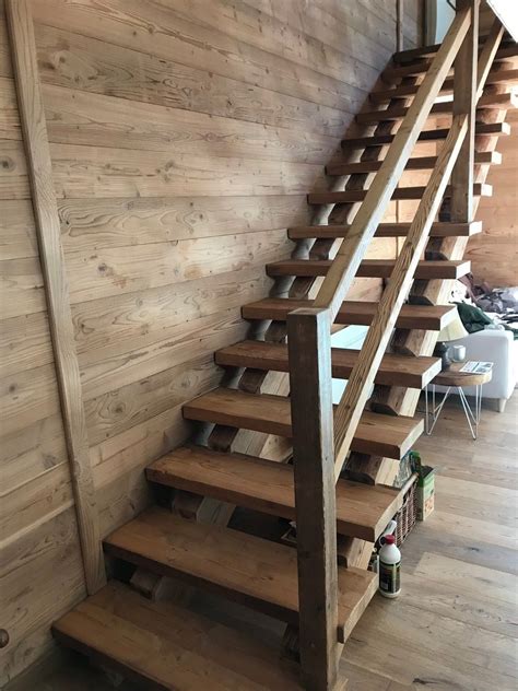 Fabrication et pose d'un escalier droit massif en vieux bois