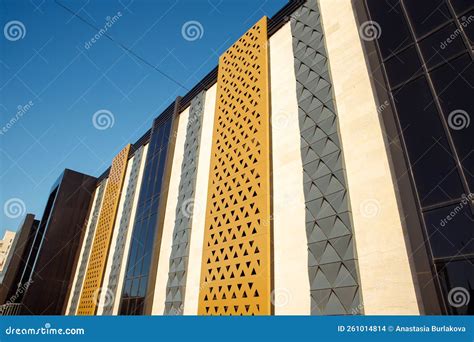 Fachada Gris Con Amarillo