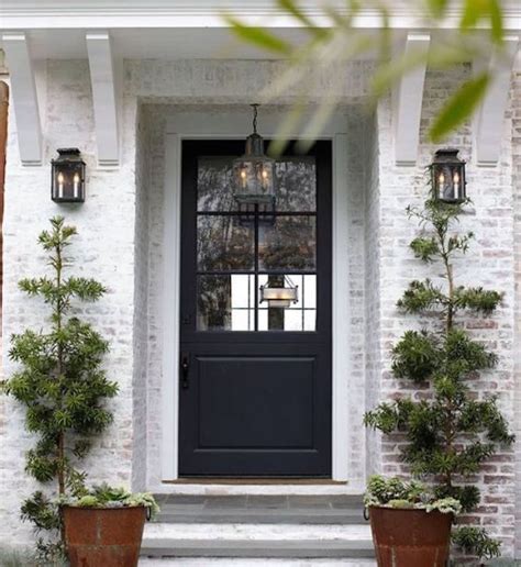 Fachadas Con Puertas Negras