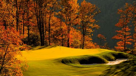 Fall Golf Course Wallpaper: Embrace The Beauty Of Autumn On Your Desktop