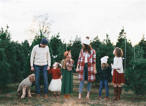 Coordinating Family Photo Outfit Ideas & Holiday Outfits