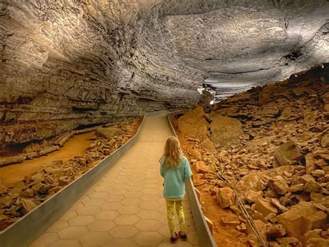 Hiking Trail Guide to Mammoth Cave National Park in Kentucky. Explore