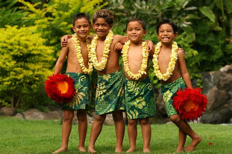 family in hawaiian ohana