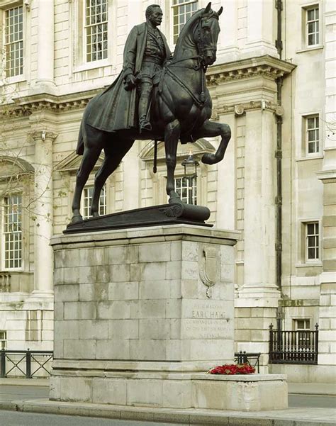 famous statues in london