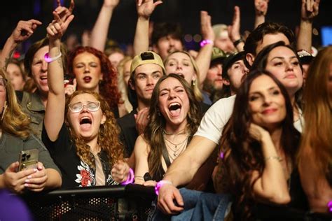 Fans Throw Rocks At Nickelback