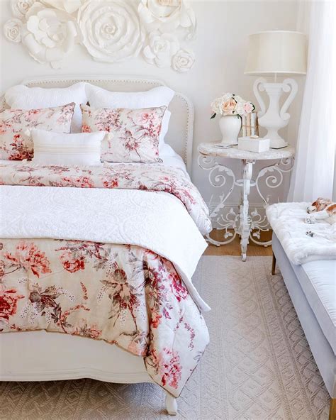 19 Feminine Bedrooms with Style Feminine bedroom, White bedroom