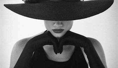 Femme Avec Chapeau En Noir Et Blanc Silhouette D Une Dans Un Photos Stock