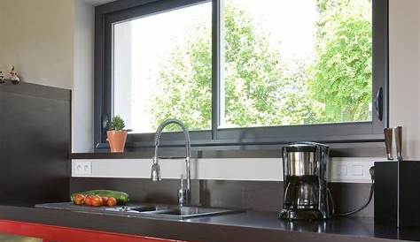 Fenêtre coulissante en aluminium dans une cuisine