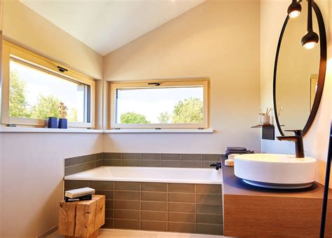 Eine elegante Badewanne vor großem Fenster. Wellness pur! Badezimmer bathroom Badezimmer