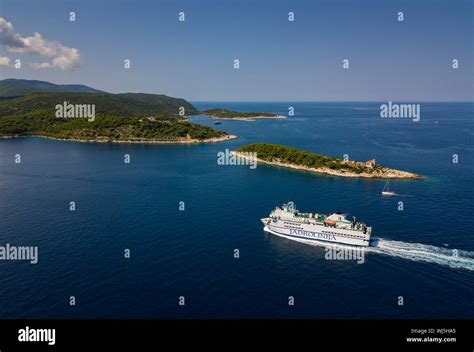 ferry Vis Island