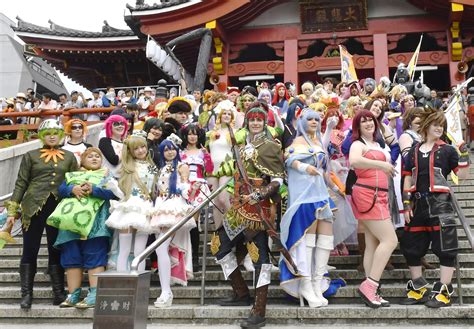 Peragaan Cosplay di Festival Ulang Tahun di Taman Hiburan Jepang