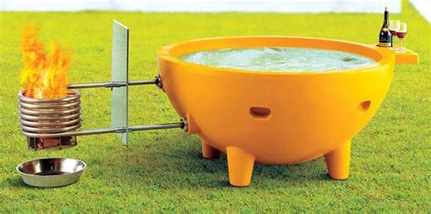 Alte Outdoor Badewanne im Garten mit Feuer beheizbar unter Sternenhimmel baden... Badewanne