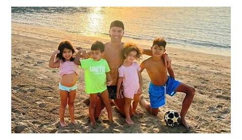 Cristiano Ronaldo bravo papà con i figli in piscina