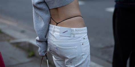 fille sexy en bikini string tanga sur la plage par une journée