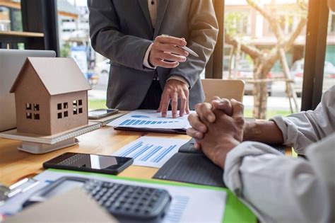 Finances of a Real Estate Agent