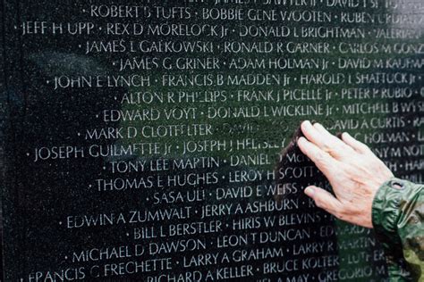 find names on the vietnam wall