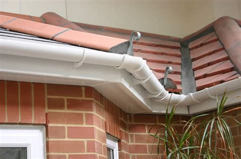 fitting guttering to a flat roof
