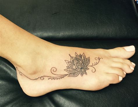 Cool Flower Tattoo Foot Design Ideas