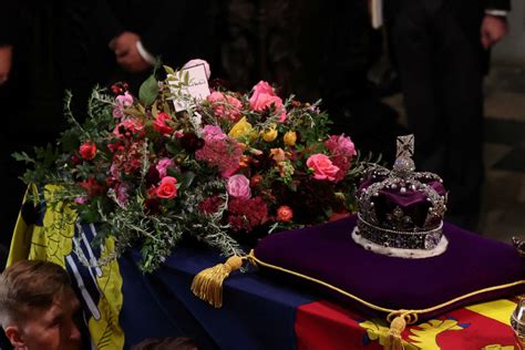 flowers on queen elizabeth's coffin