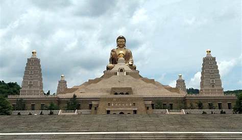 How to Take a Day Trip from Kaohsiung to Fo Guang Shan Temple