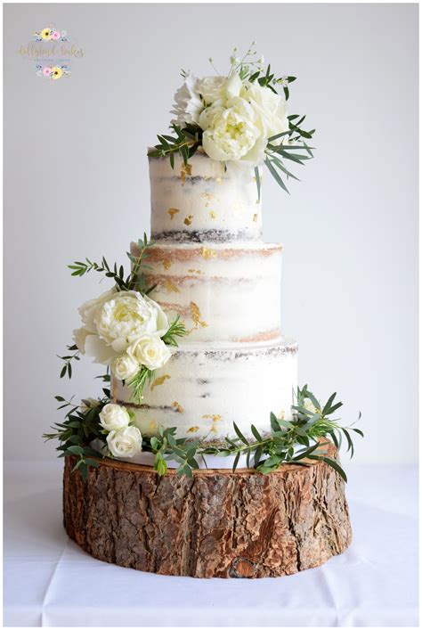 simple winter Wedding Cake With Foliage EmmaLovesWeddings