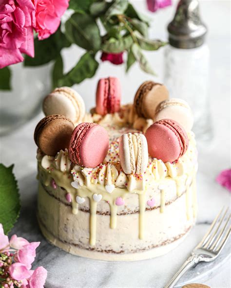 Fondant Cake With Macarons