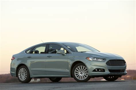 ford fusion hybrid se review