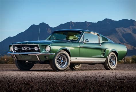 Ford Mustang GT Fastback powerful V8 engine