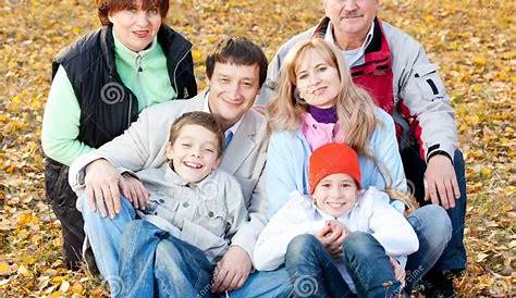 Famiglia Con Nonni In White Background - Foto e Immagini Stock - iStock