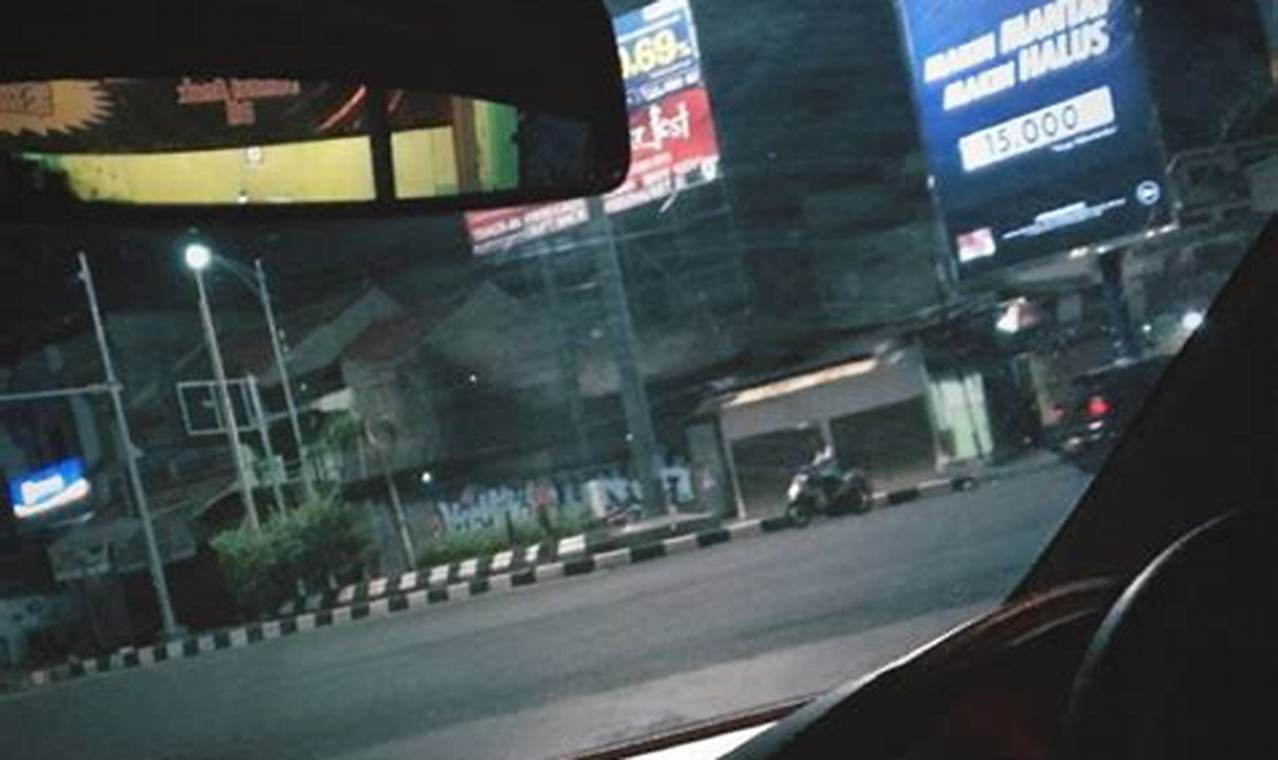 foto naik mobil malam hari