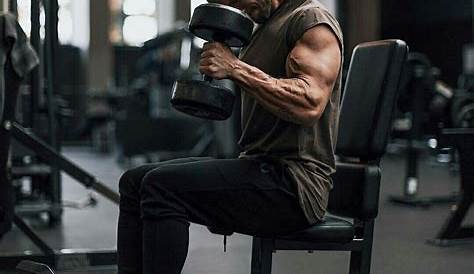 Músculos marcados y definidos la meta de los hombres fitness - Gimnasio