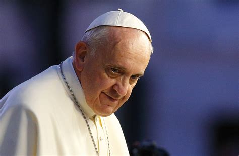 Papst Franziskus Wind weht Kappe vom Kopf DER SPIEGEL