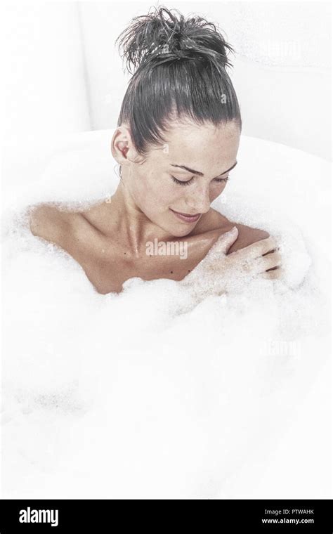 Frau in einer modernen Badewanne ein lizenzfreies Stock Foto von Photocase
