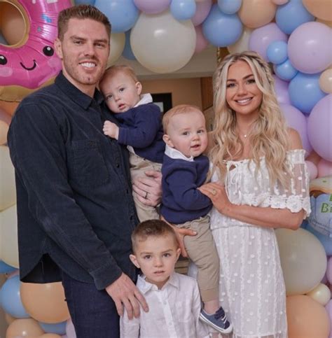 freddie freeman with his wife and kids