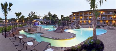 fredericksburg hotels with pool