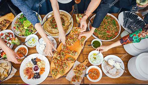 Glückliche Freunde Essen und trinken im restaurant Stockfotografie - Alamy