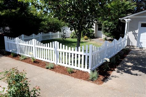 picket fencing KBHome Picket fence garden, Front yard fence, Yard