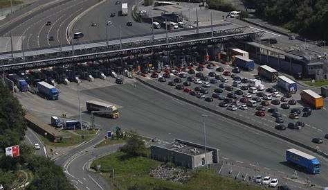 Un kilómetro de cola en la frontera de Irún en el primer