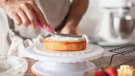 Frosting A Cake Without Crumbs