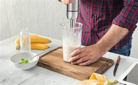 Froth Milk Using Hand Blender
