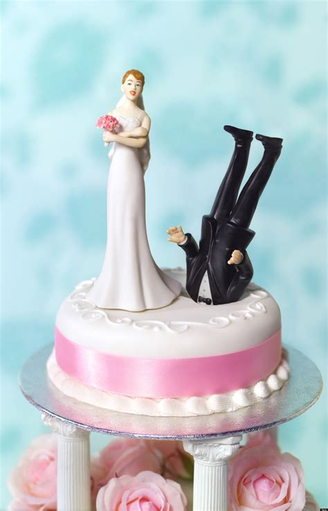 15 Funny Wedding Cake Toppers to Make Your Guests Laugh