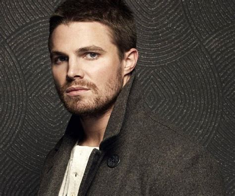fun facts about stephen amell's personal life