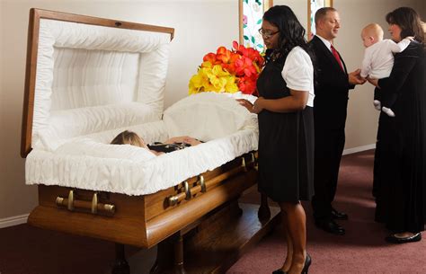 funeral homes open on sunday